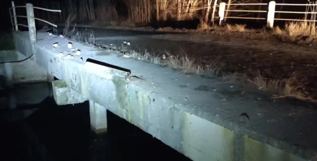 Легковушка снесла ограждение моста
