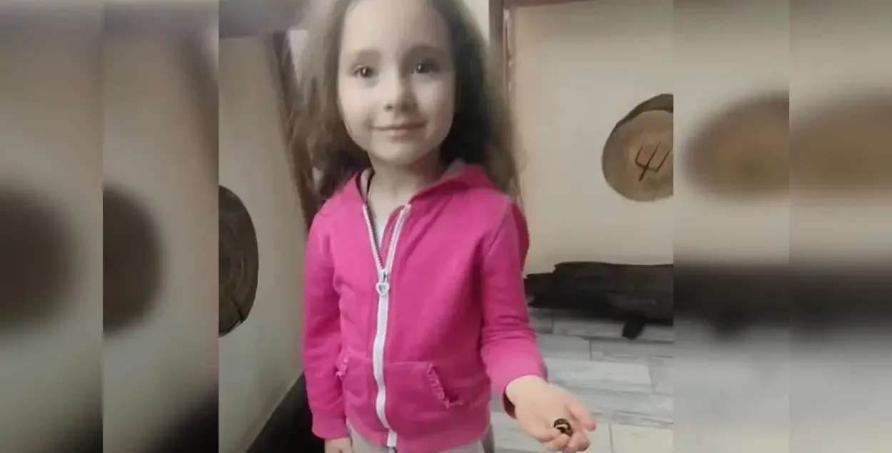 Девочка Анна нашла византийскую бусину
