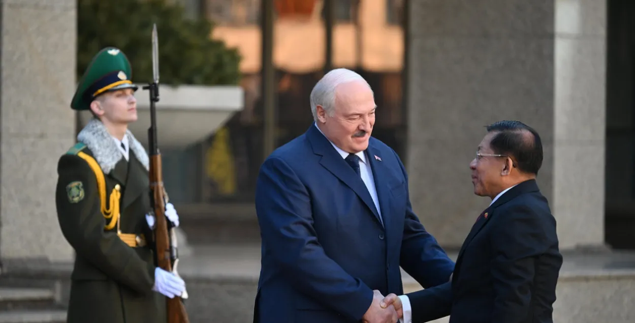 Мин Аун Хлайн и Александр Лукашенко
