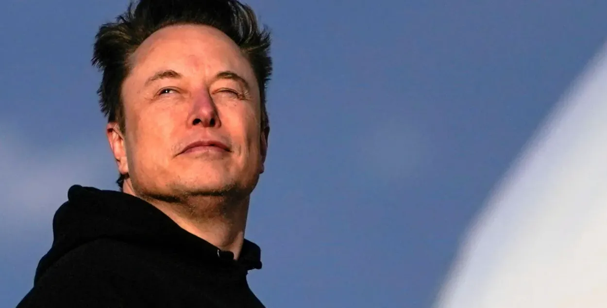 Генеральный директор Tesla Илон Маск садится на борт Air Force One с президентом США Дональдом Трампом
