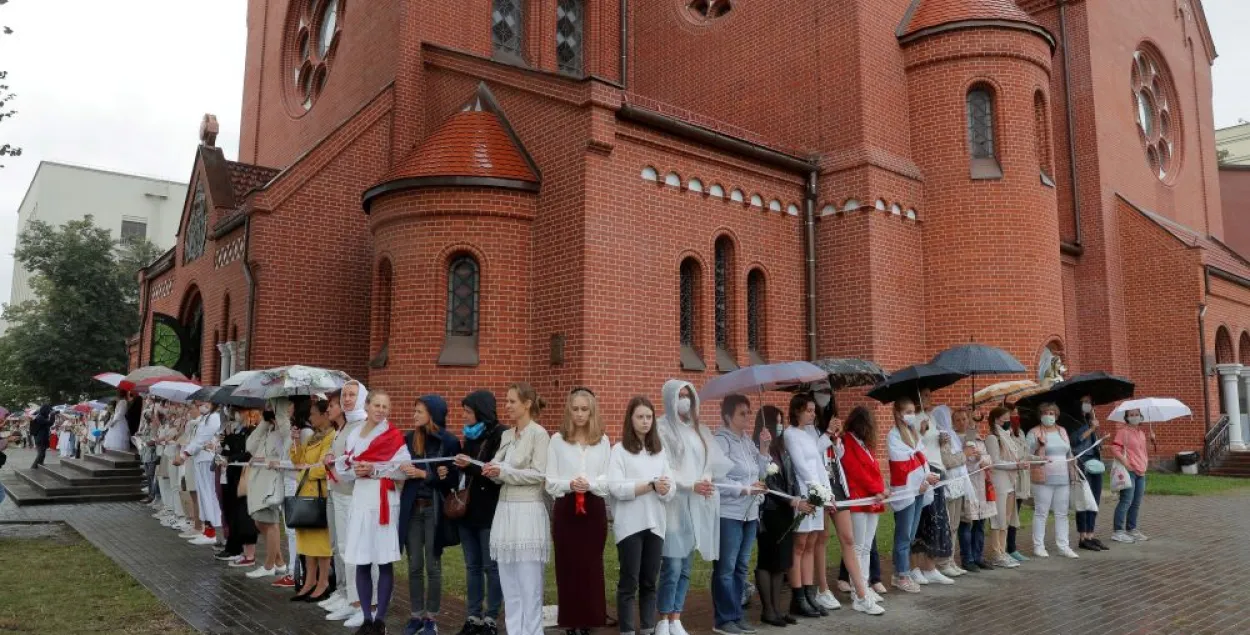 A protest in front of a church building in Minsk in 2020

