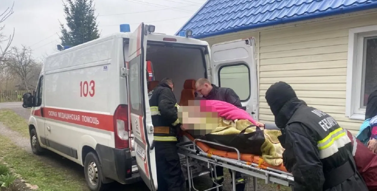 Пострадавшую передали медикам
