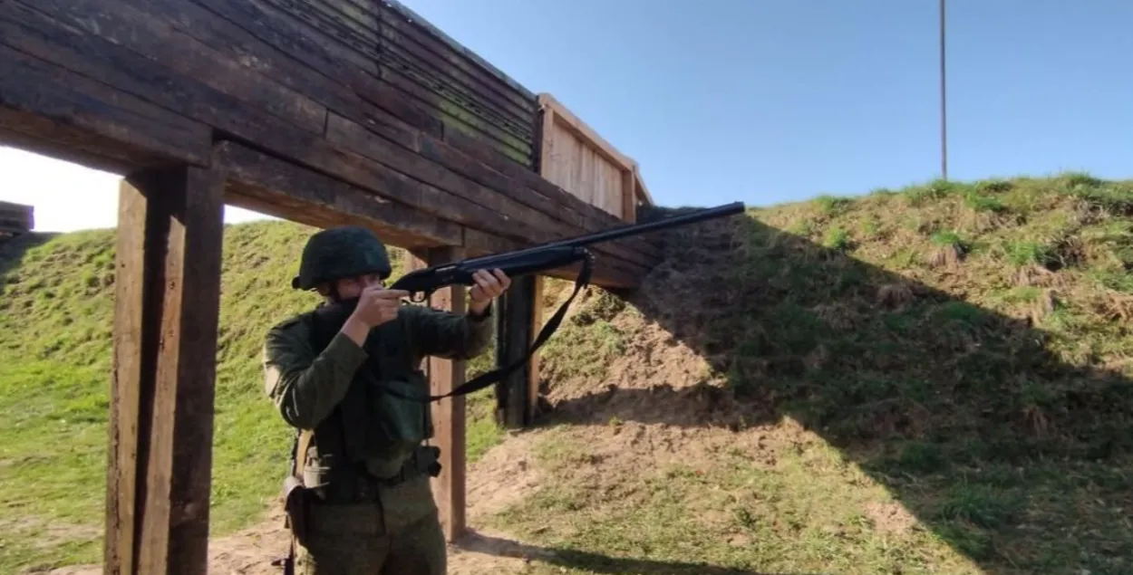 Военных учили сбивать дроны из охотничьего оружия
