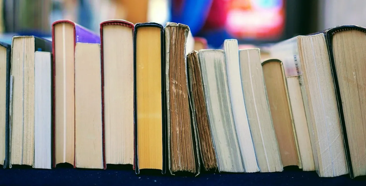 Мининформ запретил ещё 32 книги. В списке — Уэлш и Филипенко
