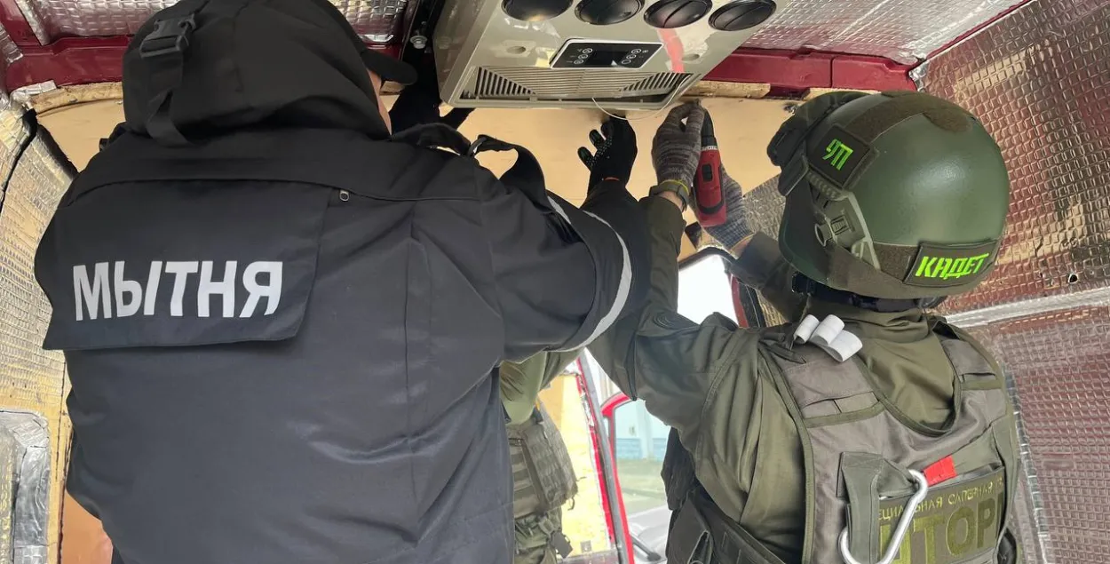 Беларускія службы дэманструюць, як знайшлі выбухоўку
