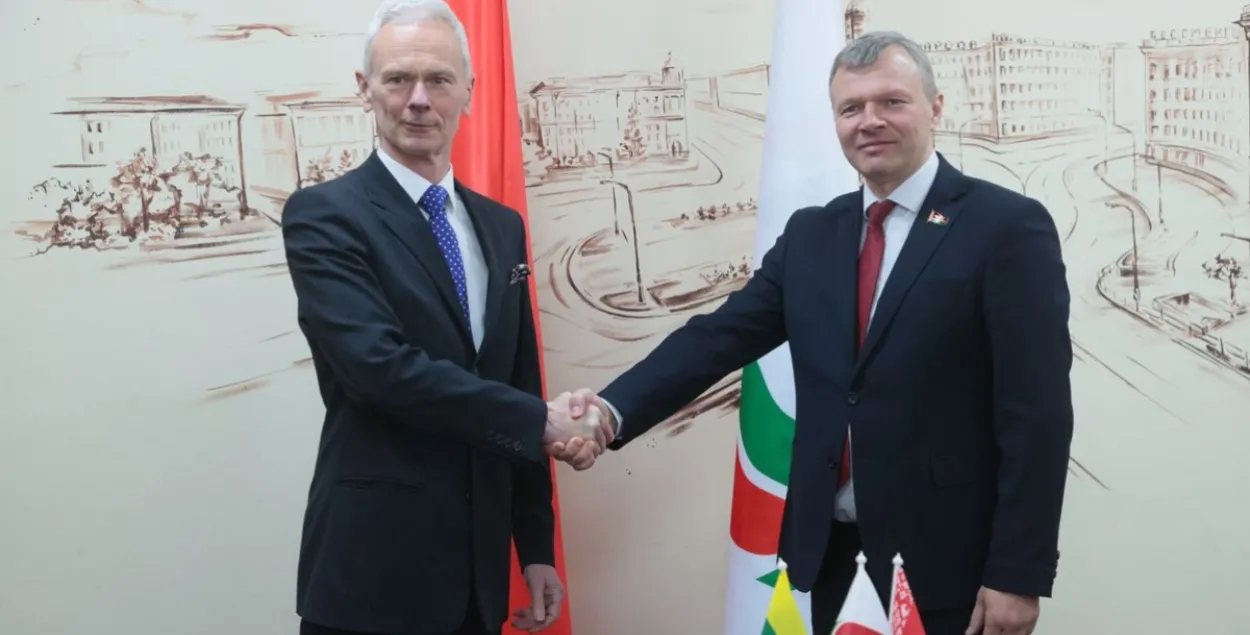 Эдуардас Вайткус (злева) і старшыня партыі "Белая Русь" Алег Раманаў
