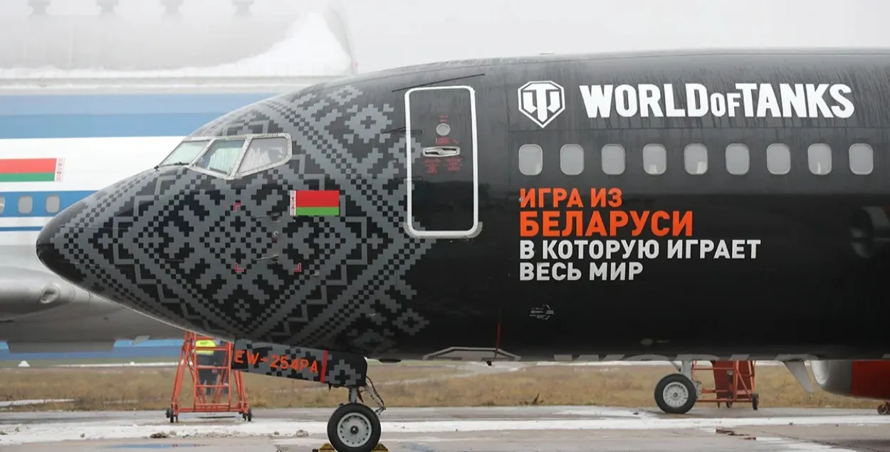 Cамолёт авиакомпании "Белавиа" Boeing 737-300 под брендом World of Tanks в Национальном аэропорту Минска, Беларусь, 12 декабря 2018 года /Tatyana Zenkovich&nbsp;

