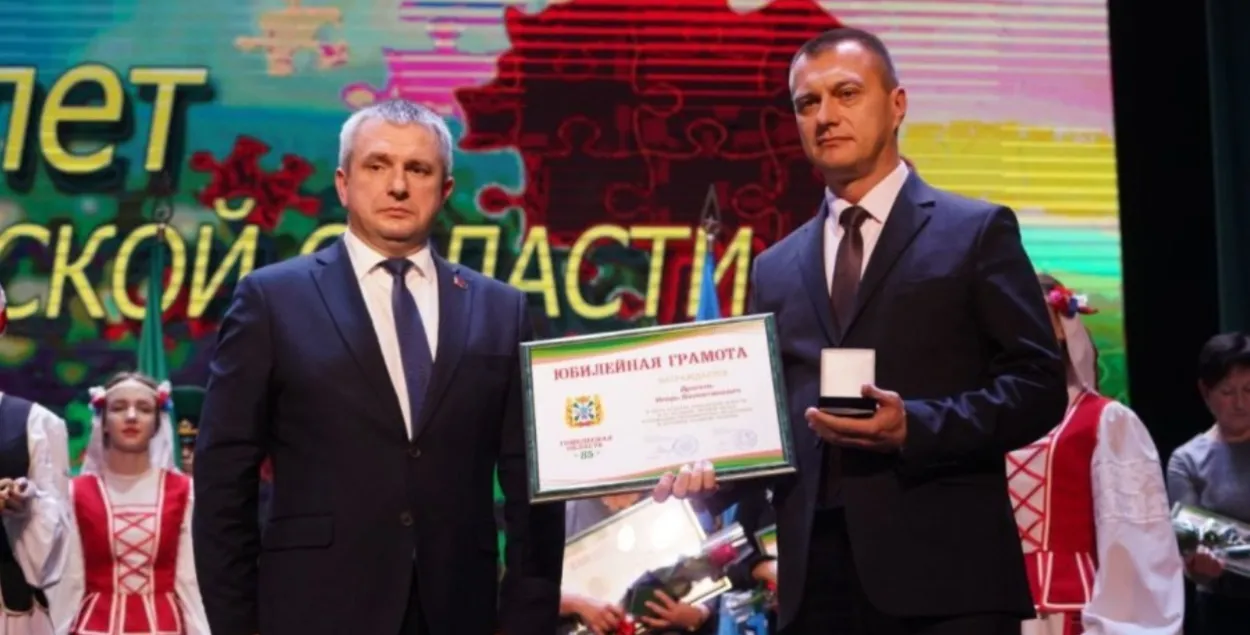 Игоря Драгеля награждает председатель облисполкома Иван Крупко
