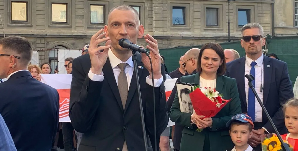 Сергей Тихановский во время встречи с белорусами в Варшаве
