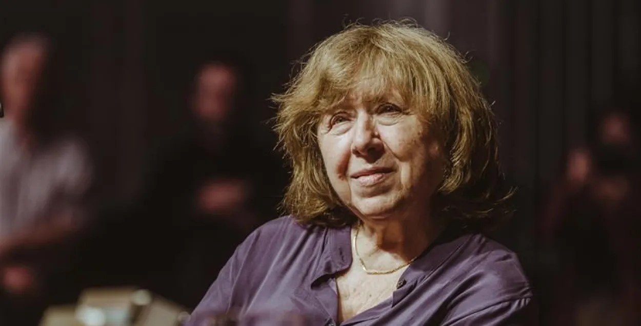 Святлана Алексіевіч на сустрэчы з чытачамі ў "Новым тэатры" у Варшаве, 16 чэрвеня 2025 года
