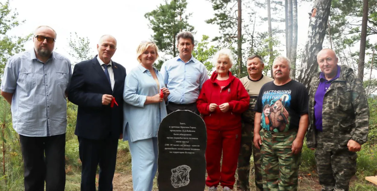 Памятник на месте находки неандертальского скрабла

