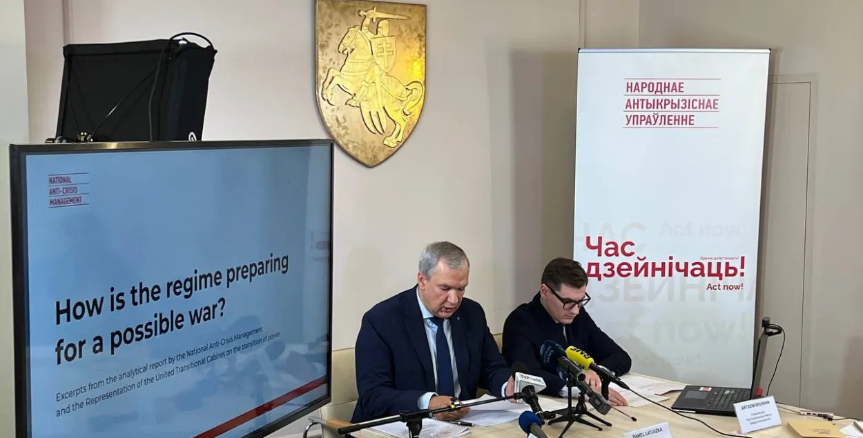 Павел Латушко и Артем Брухан на пресс-конференции 31 июля
