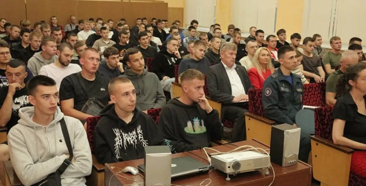 Собрание в военкомате в Жлобине

