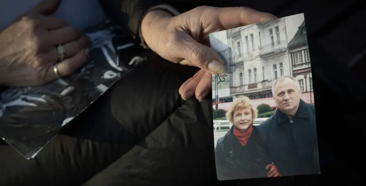 Марына Адамовіч, жонка Мікалая Статкевіча, паказвае фатаграфію сябе і мужа, Мінск, Беларусь, 27 студзеня 2025 года

