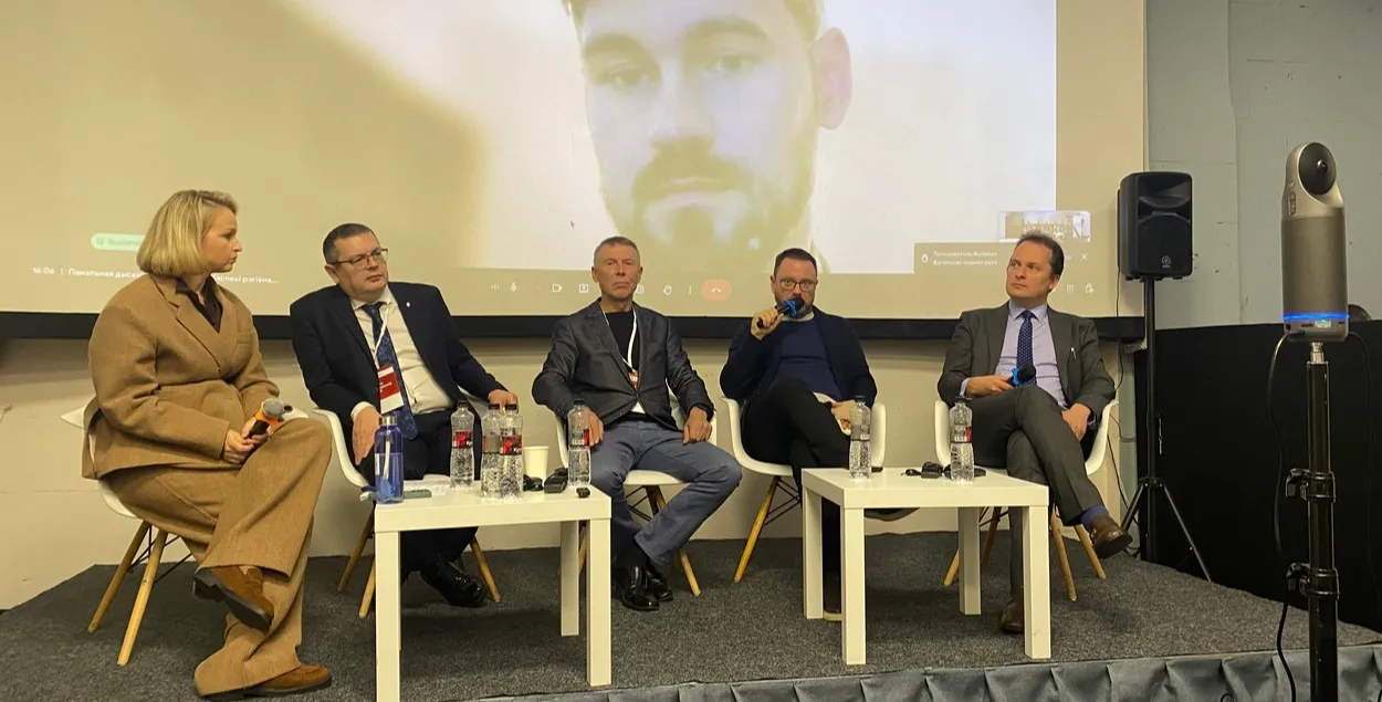 Алег Дунда другі справа, з мікрафонам
