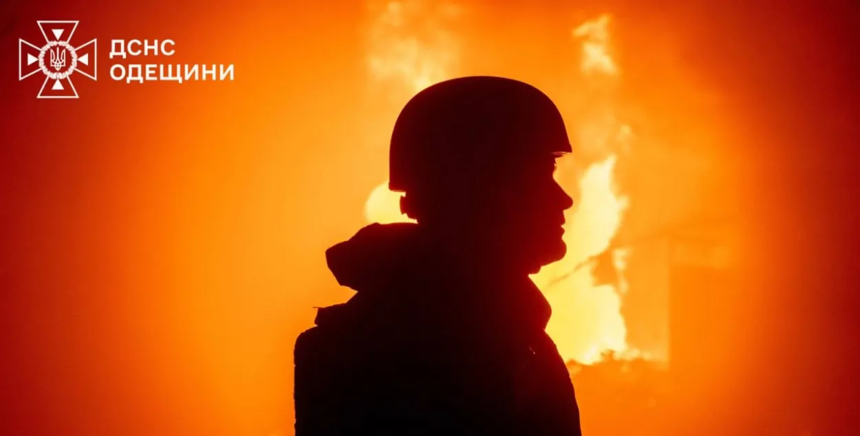 Сілуэт мужчыны на фоне агню

