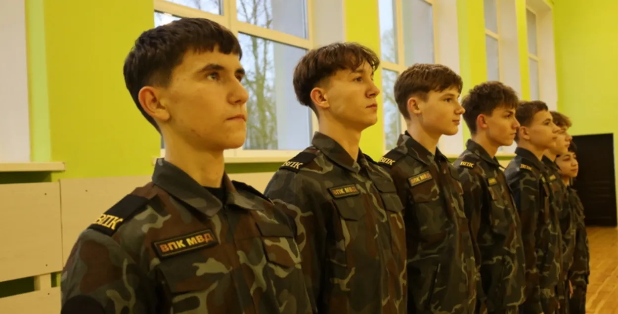 Ваенна-патрыятычны клуб у дзіцячым доме ў Сянне
