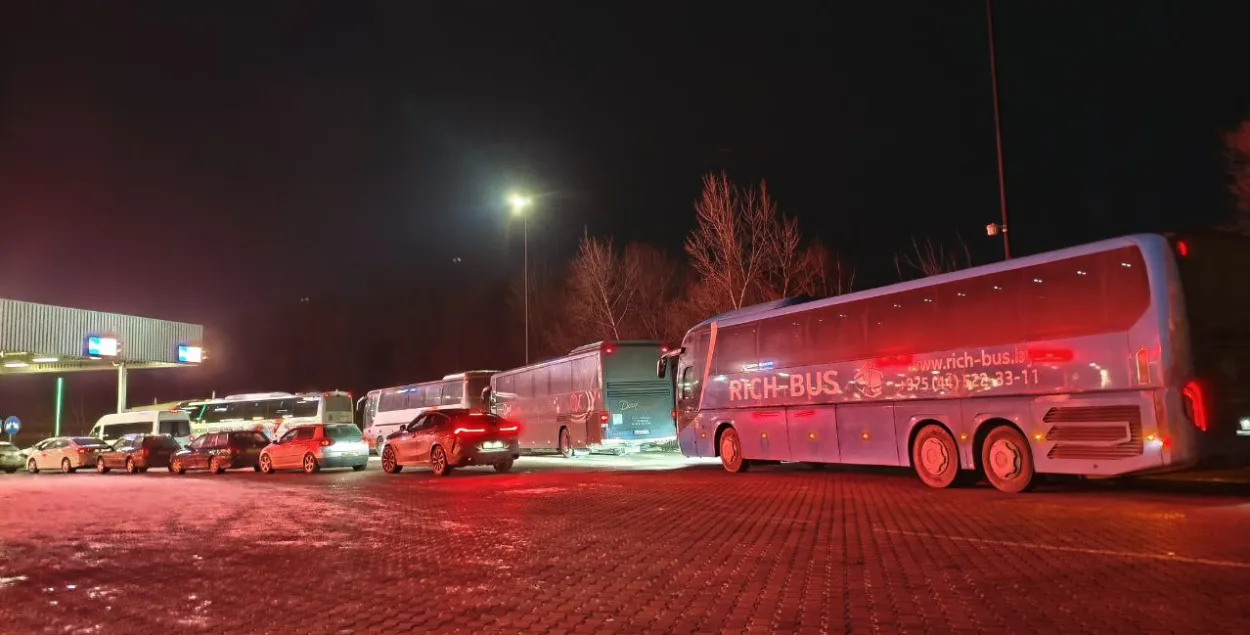 Автобусная очередь перед пунктом пропуска "Брест"
