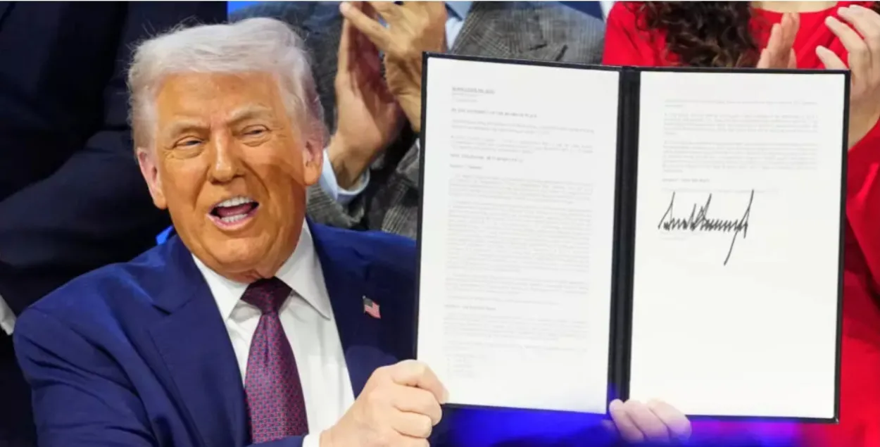 Трамп з падпісаным статутам Рады міру
