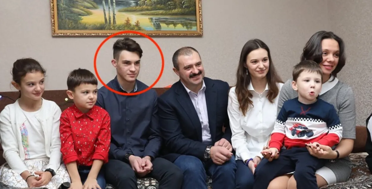 Александр Лукашенко-младший среди родственников
