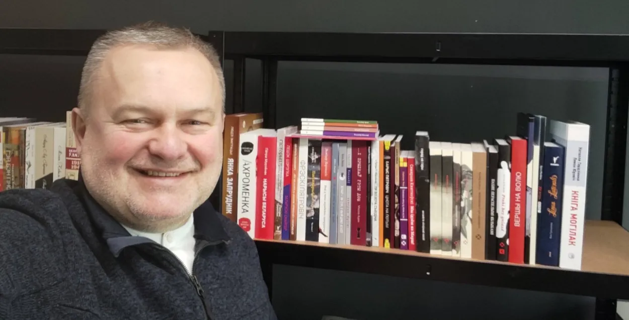 Яраслаў Іванюк з кнігамі
