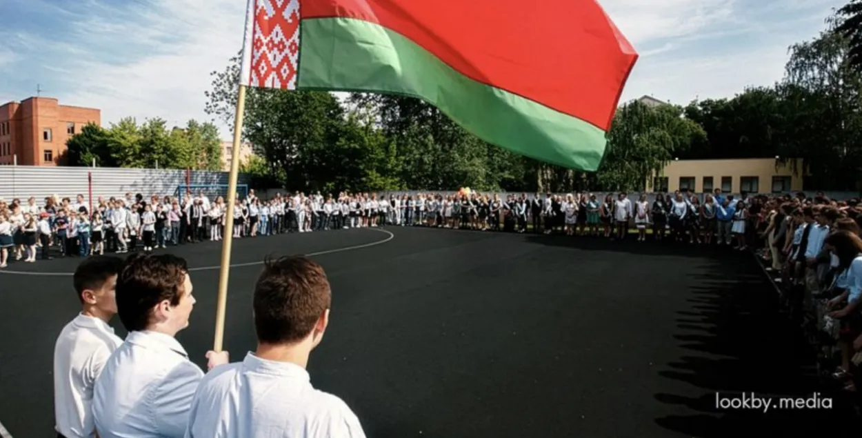 Збор моладзі на школьнай пляцоўцы
