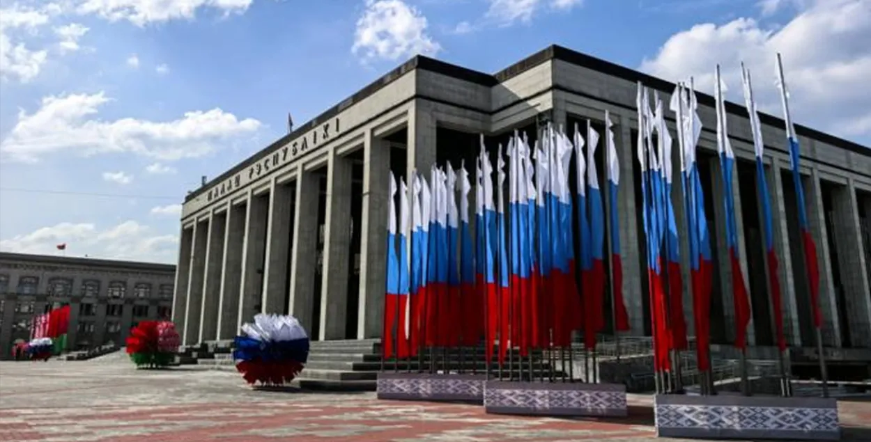 Российские триколоры в Минске

