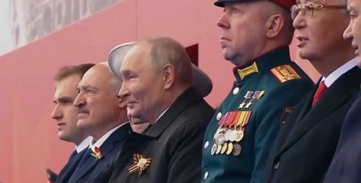 На параде
