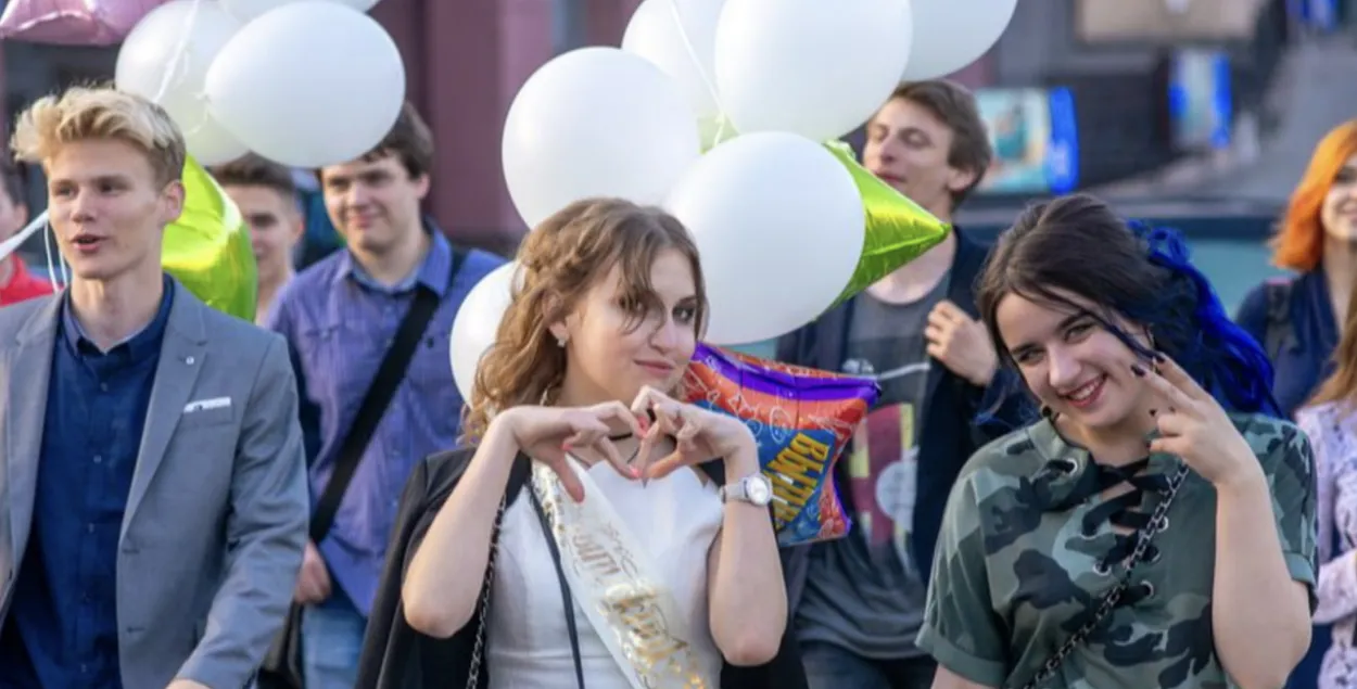 Моладзь падчас святкавання школьнага выпускнога

