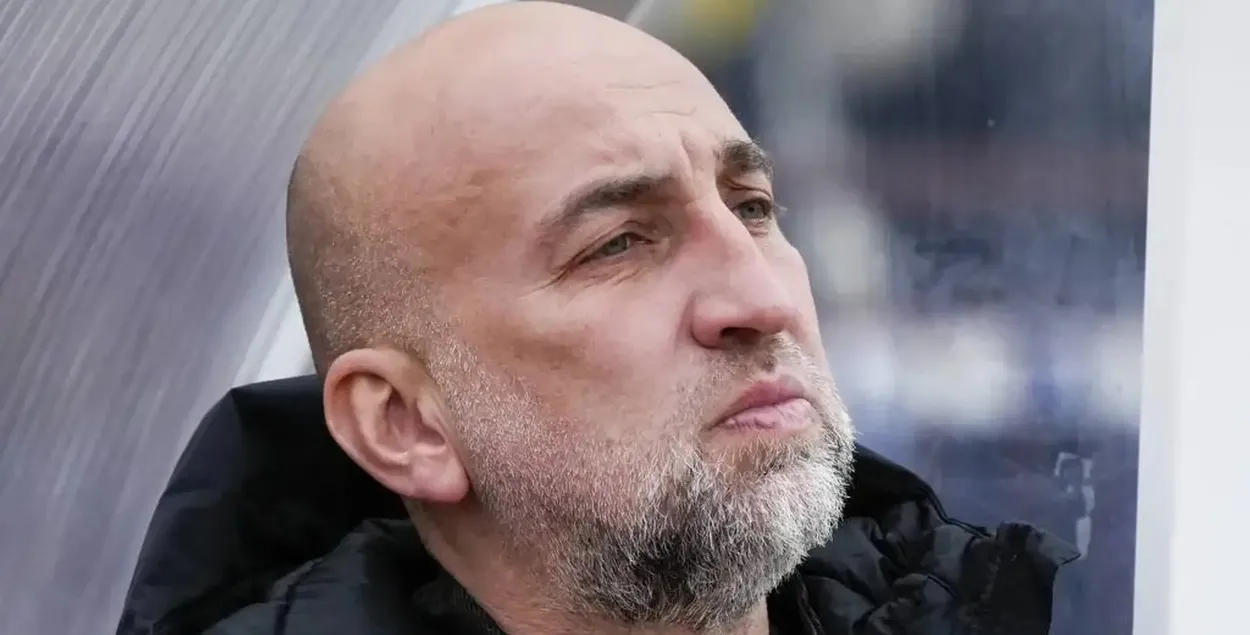 Акрамя дысцыплінарных праблем, паводле даных выдання, Леонаў быў незадаволены якасцю гульні каманды
