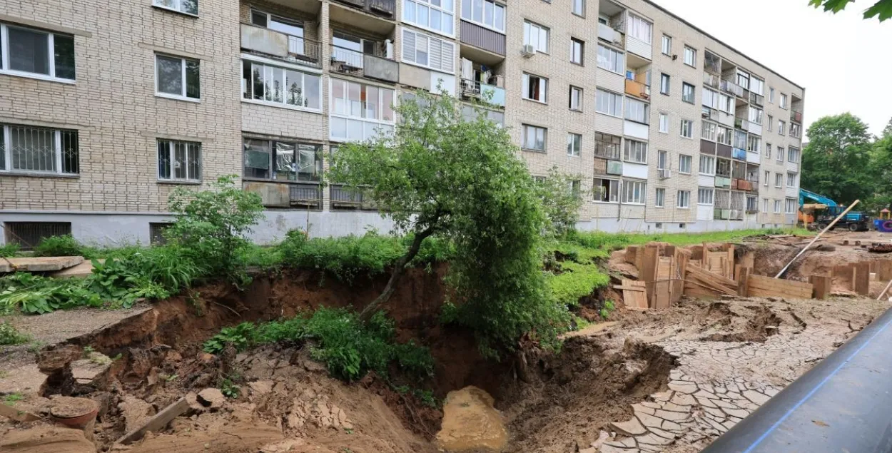 Витебский дом, возле которого обвалился грунт
