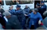 Драка на мобилизации в России
