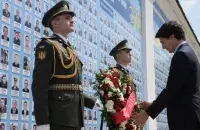 Джастин Трюдо возлагает цветы к Стене памяти в Михайловском Златоверхом монастыре / t.me/uniannet
