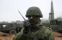 Белорусский военный на фоне комплекса “Искандер-М”, который может быть носителем ядерного оружия / Министерство обороны
