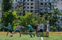 Футбол в Киеве на фоне повреждённого во время войны дома / facebook.com/nikolay.synelnykov​