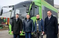 Управленцы на фоне электрогрузовика "Витовт" / "БКМ Холдинг"
