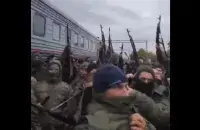 Сотням мобилизованных раздали списанные автоматы и боевые патроны / Скриншот с видео
