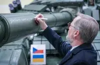 Чешский премьер подписал танк / https://twitter.com/P_Fiala
