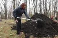 Председатель Совета Республики Наталья Кочанова работает с лопатой в руках / t.me/sovrep
