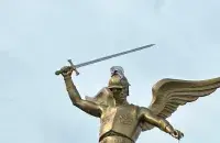 Позолоченная скульптура святого Архангела Михаила / facebook.com

