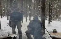 Украінскія "партызаны" ў лесе каля беларускай мяжы / Скрыншот з відэа
