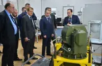 Михаил Бабич во время осмотра белорусской военной техники / belarus.mid.ru​