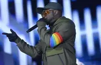 Лідар&nbsp;Black Eyed Peas Уільям Адамс (will.i.am) з вясёлкавай стужкай на канцэрце ў Закапанах

