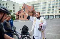 Священник благословляет велосипедное паломничество в Будслав / Еврорадио