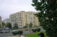 Машины с силовиками на фоне жилого квартала в центре Минска / Еврорадио
