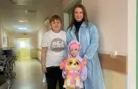 Бабушка, её внучка и сотрудница консульского отдела украинского посольства / facebook.com/dmytro.kuleba
