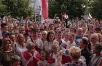 Sviatlana Tsikhanouskaya with Belarusians / twitter.com/franakviacorka