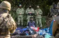 Но мигранты отказались применять оружие, говорят в Латвии&nbsp;/&nbsp;AFP

