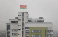 Красно-зеленый флаг над "Каскадом" / Еврорадио​