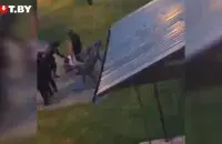 Момент избиения неизвестного мужчины / Скриншот с видео
